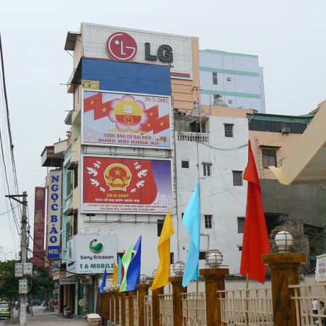 广告三面公告牌标牌展示建筑媒体汽车三面展示